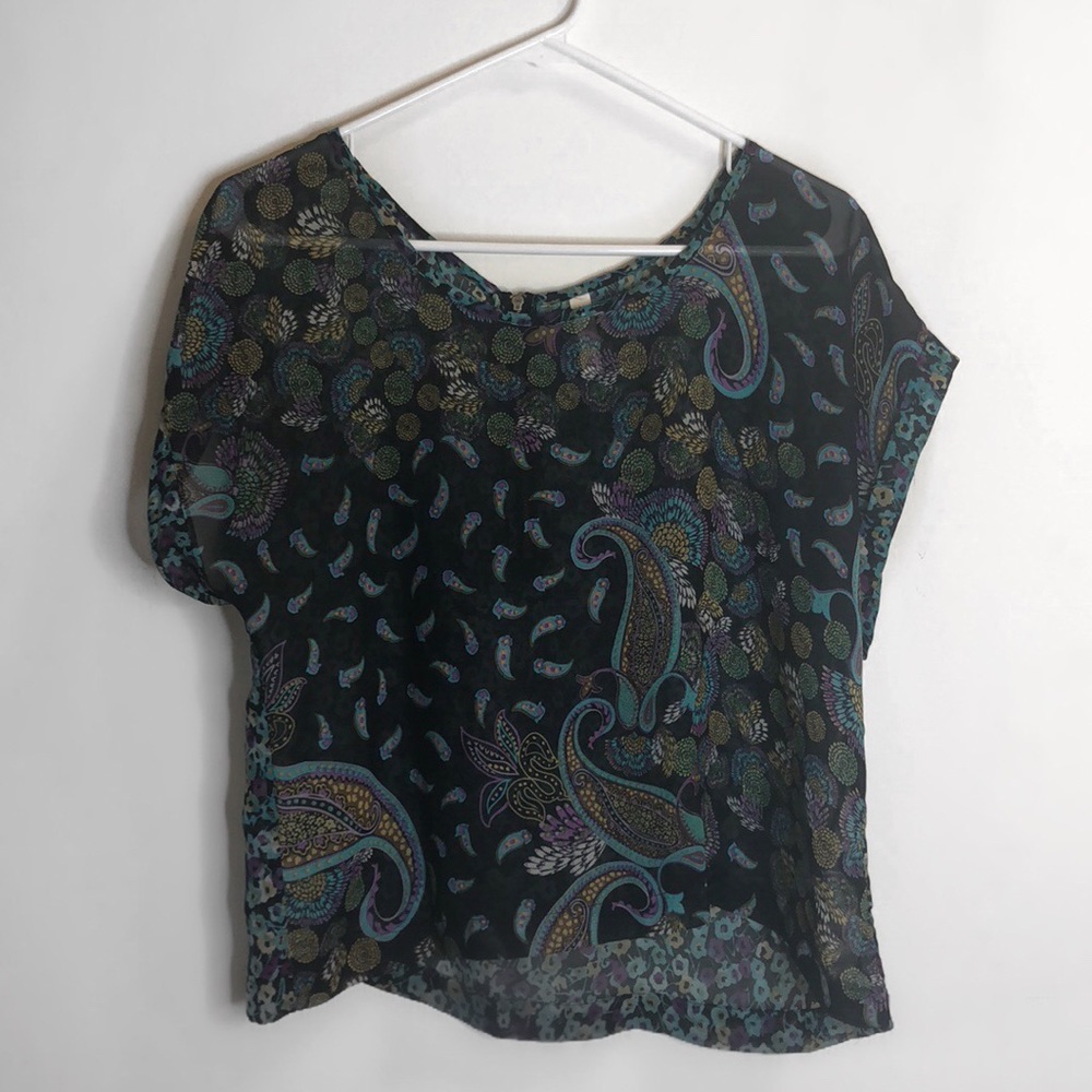 Sheer floral slightly cropped Xhiliration top!